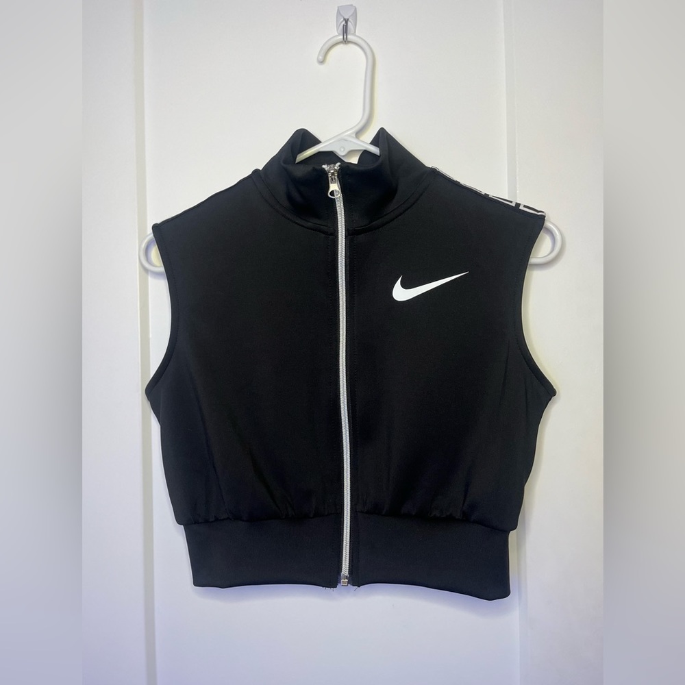 Nike Black Small Activewear Crop Top: Style and Performance Combined